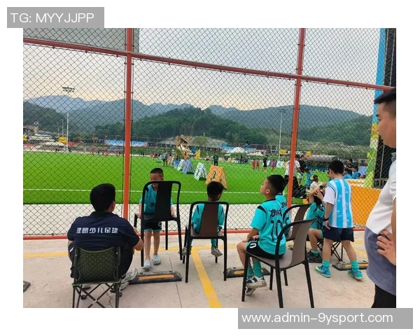 校园足球场的魅力与青春的激情交织在一起的美好时光